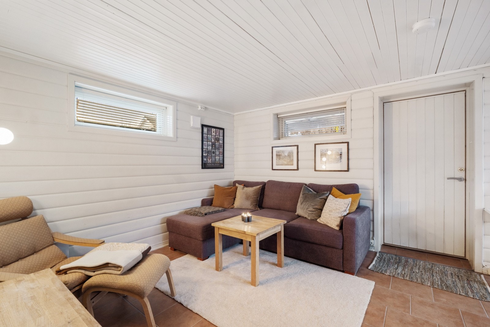 Kjellerleiligheten har egen inngang og består av stue, kjøkken, soverom, bad og to boder Galleribilde