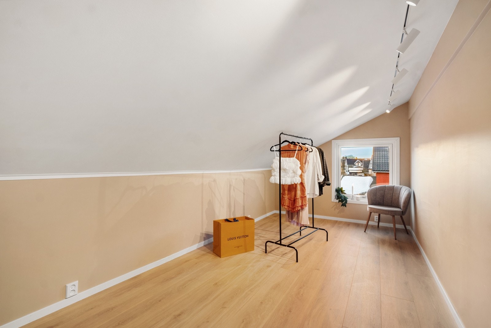 Her foreligger forslag til walk-in garderobe fra Tind finsnekkeri. Galleribilde