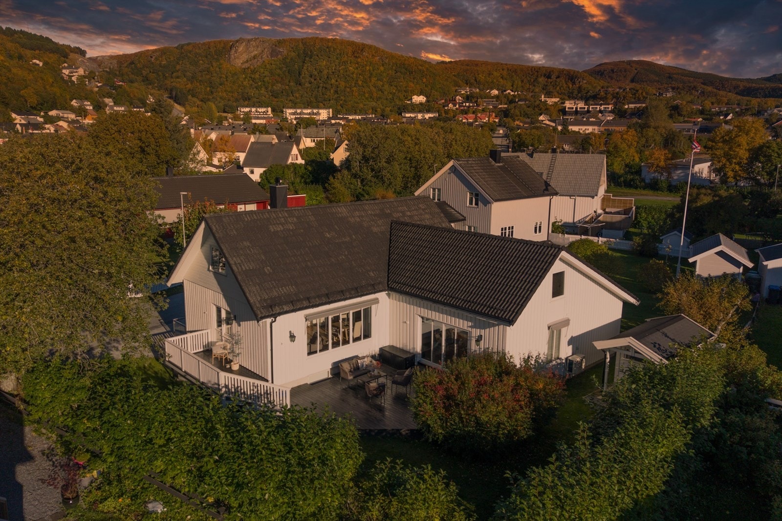 Flott usjenert uteområde mot sørvest med terrasse, veranda og hage Galleribilde