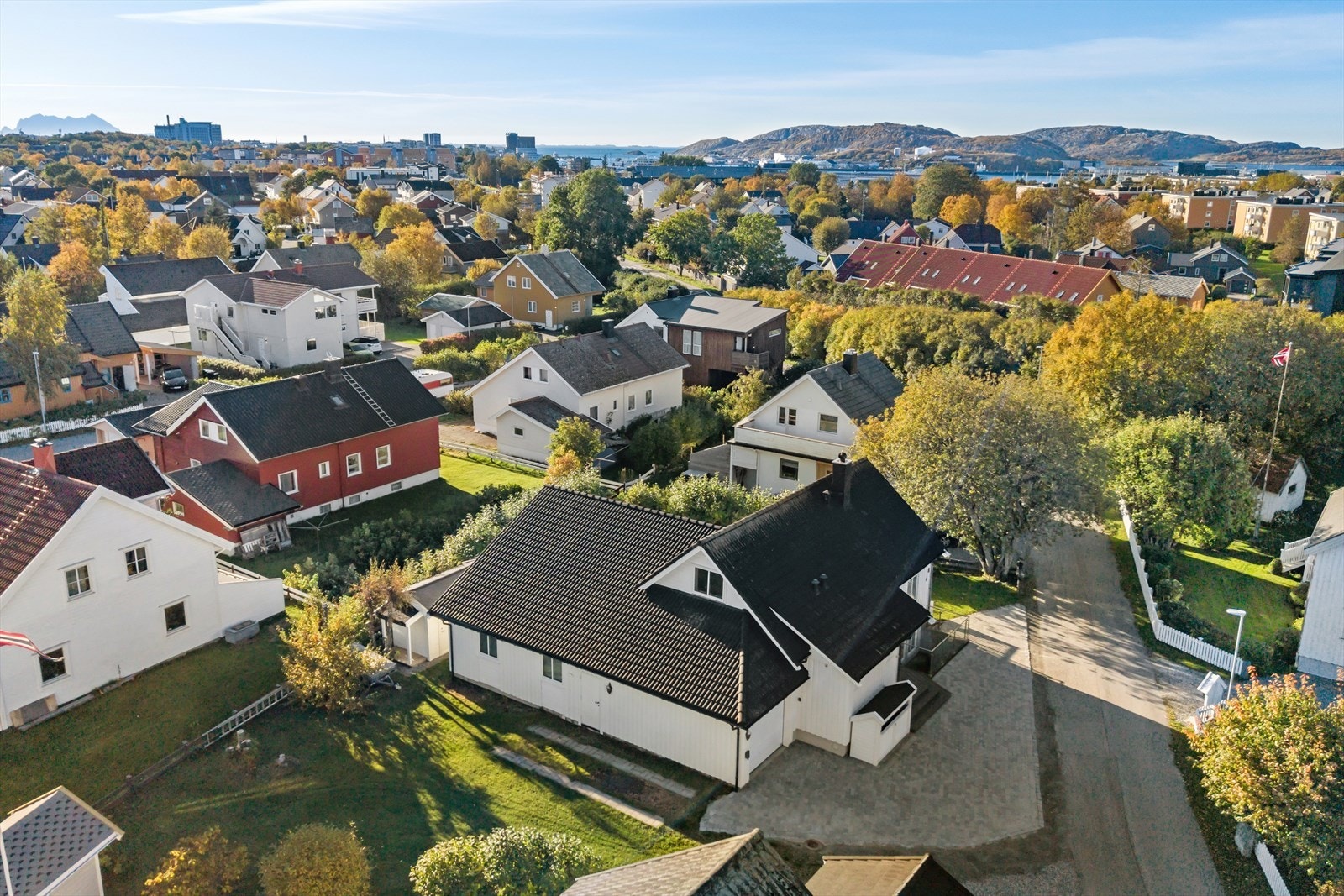 Her bor du i en rolig blindgate som i all hovedsak består av eneboliger Galleribilde