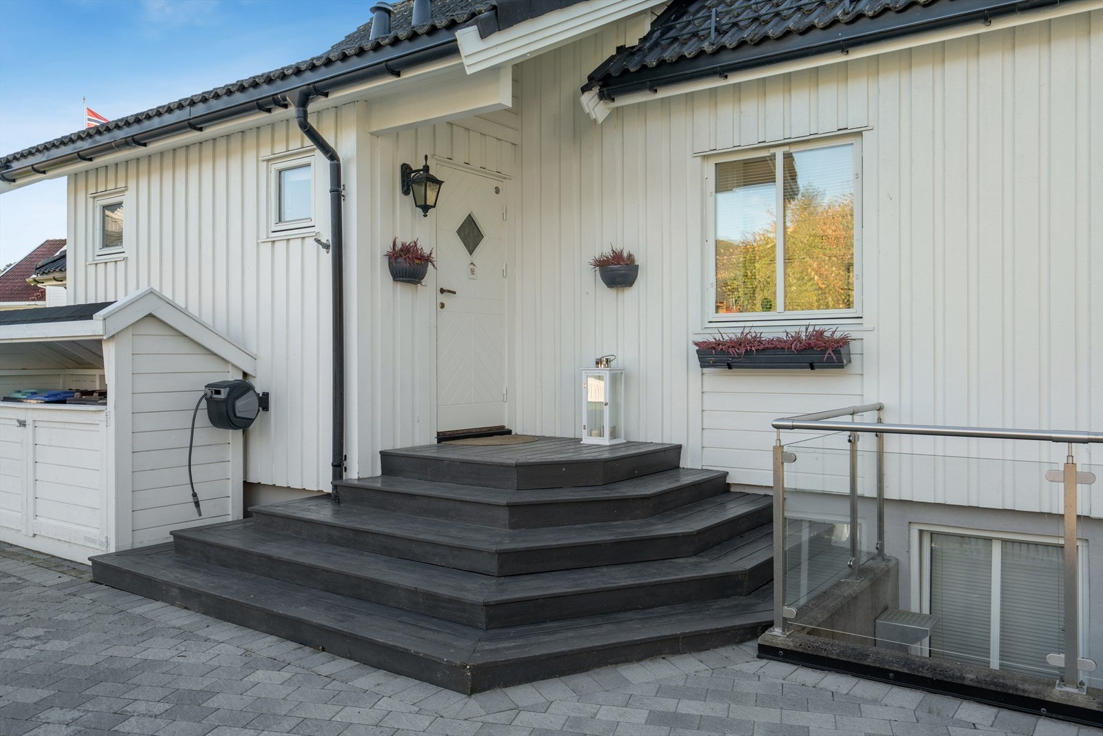 På adkomstsiden er det overbygget inngangsparti og utvendig trapp ned til hybelkjelleren Galleribilde