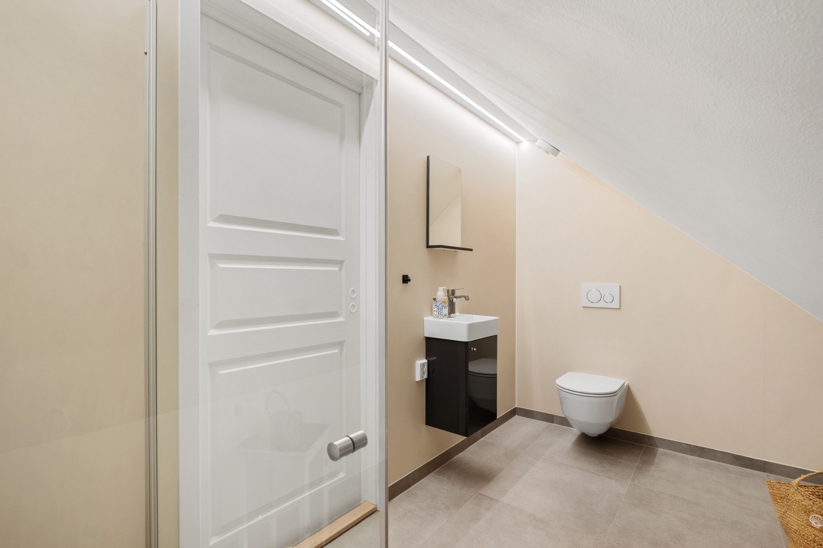 Badet er nylig ferdigstilt, utført med store moderne gulvfliser og våtromsplater på veggene Galleribilde