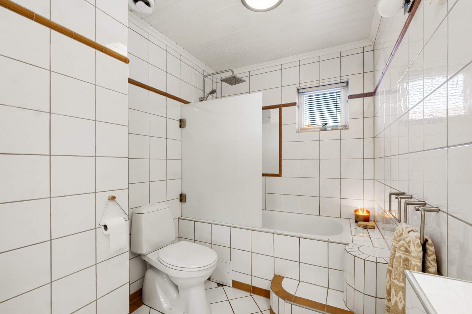 Her finner du toalett, innebygget badekar m/takdusj og baderomsinnredning Galleribilde