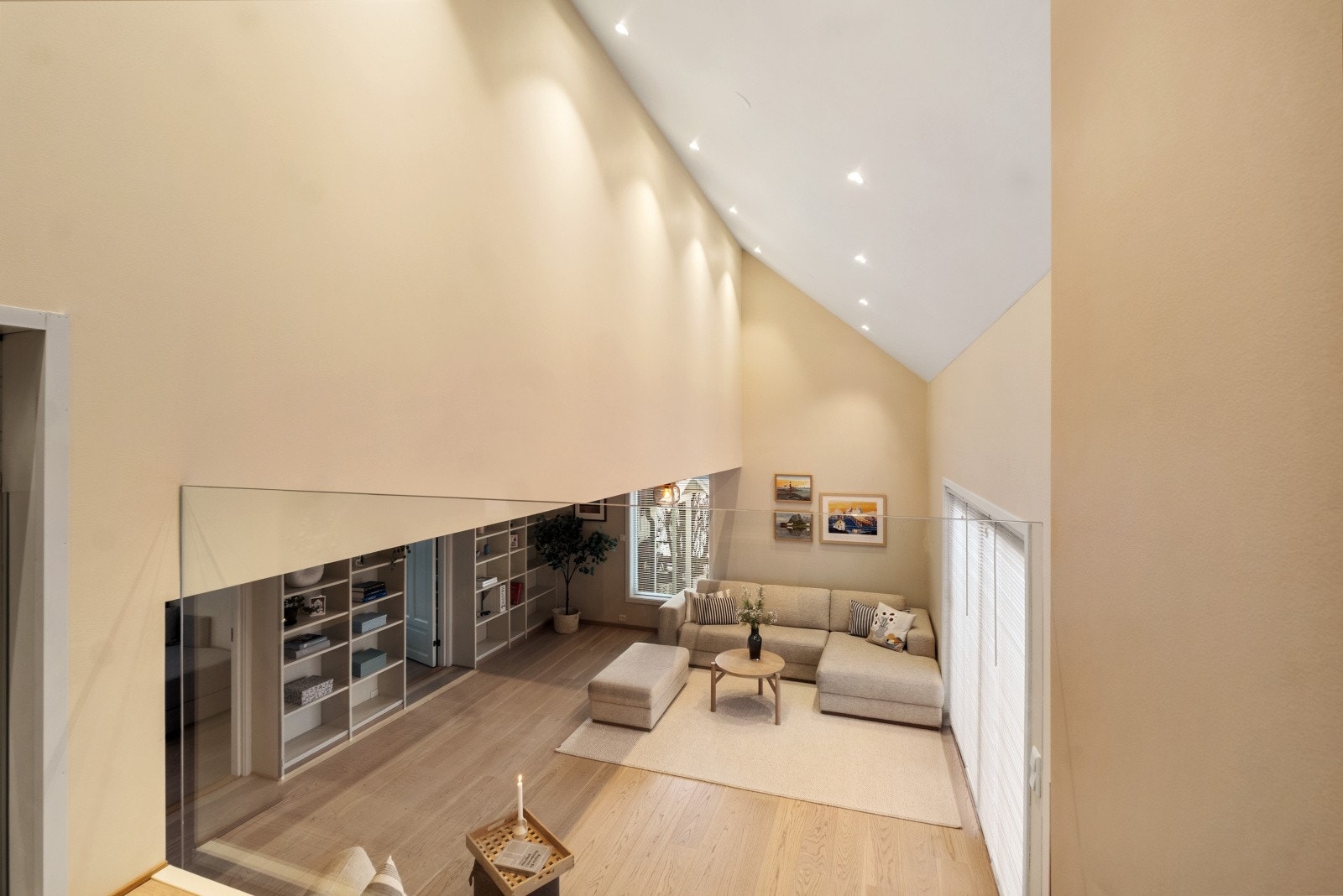 I 2. etasje finner du gang med utsikt over stuen, bad og to soverom - Hele 2. etasje er oppgradert i nyere tid Galleribilde