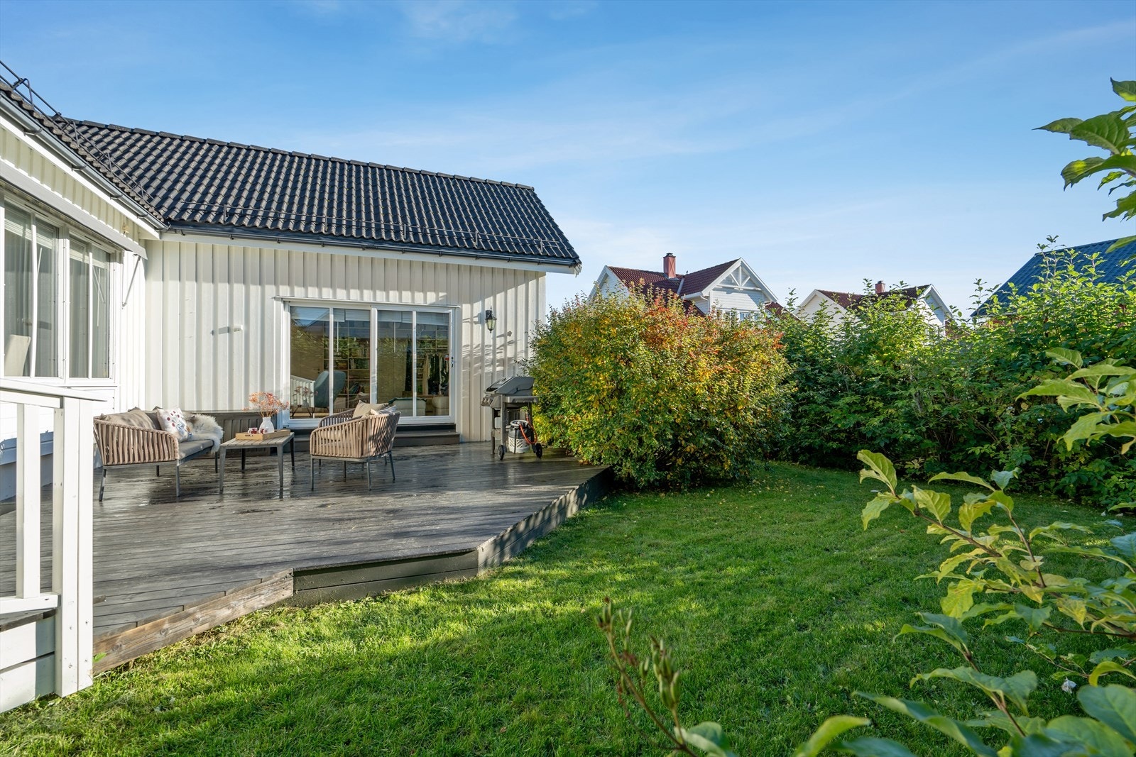 Fin hageflekk med diverse beplantning rundt Galleribilde