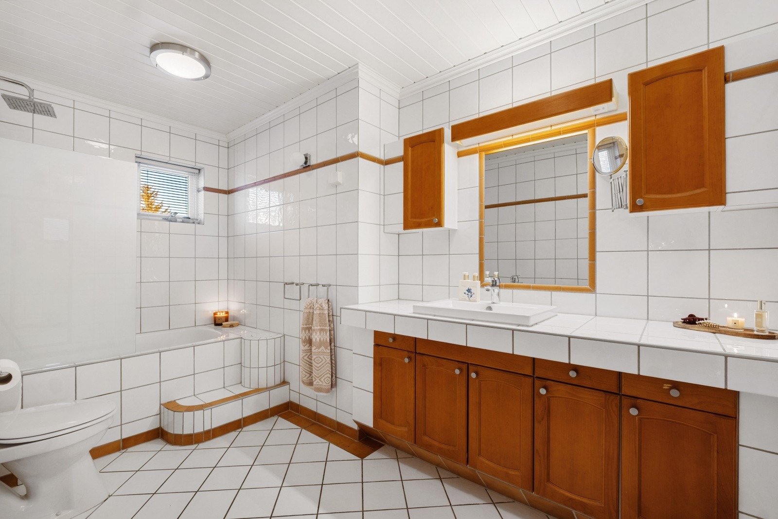 Badet er fra antatt 1995 med flislagte overflater i tidløse farger Galleribilde