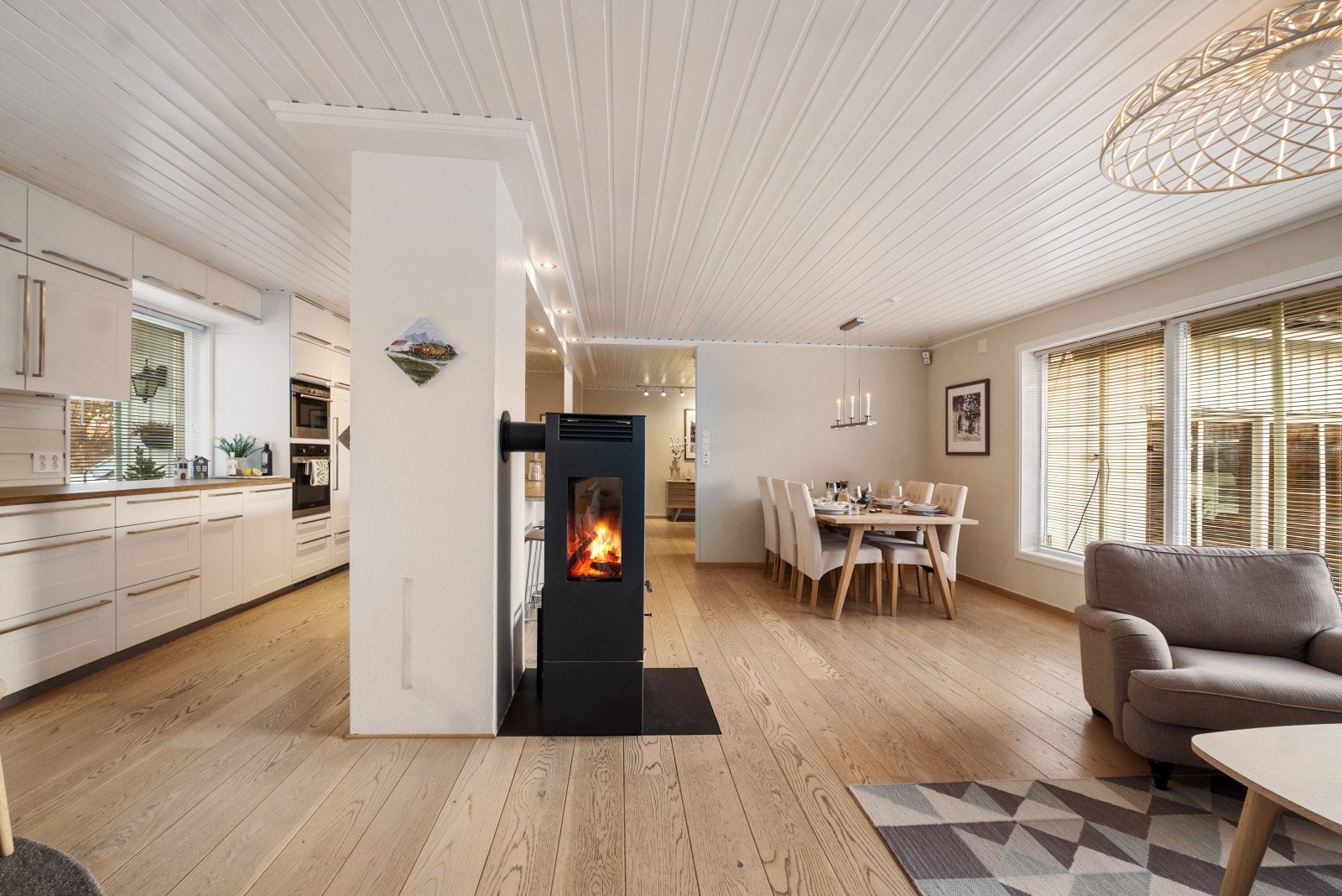 Kjøkkenet og spisestuen ligger i moderne åpen løsning Galleribilde