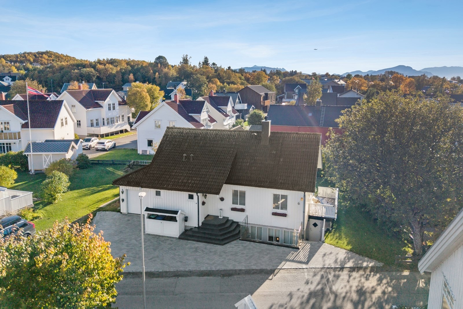 DNB Eiendom v/Bjørn Harald Sandvik presenterer en stor og oppgradert enebolig med tilbaketrukket beliggenhet i Rønvika Galleribilde