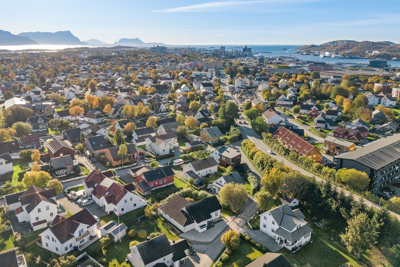 Eiendommen har en svært ettertraktet beliggenhet i en rolig og tilbaketrukket blindgate i Rønvika - Området er populært med familievennlige omgivelser samtidig som det er kort vei til sentrum Galleribilde
