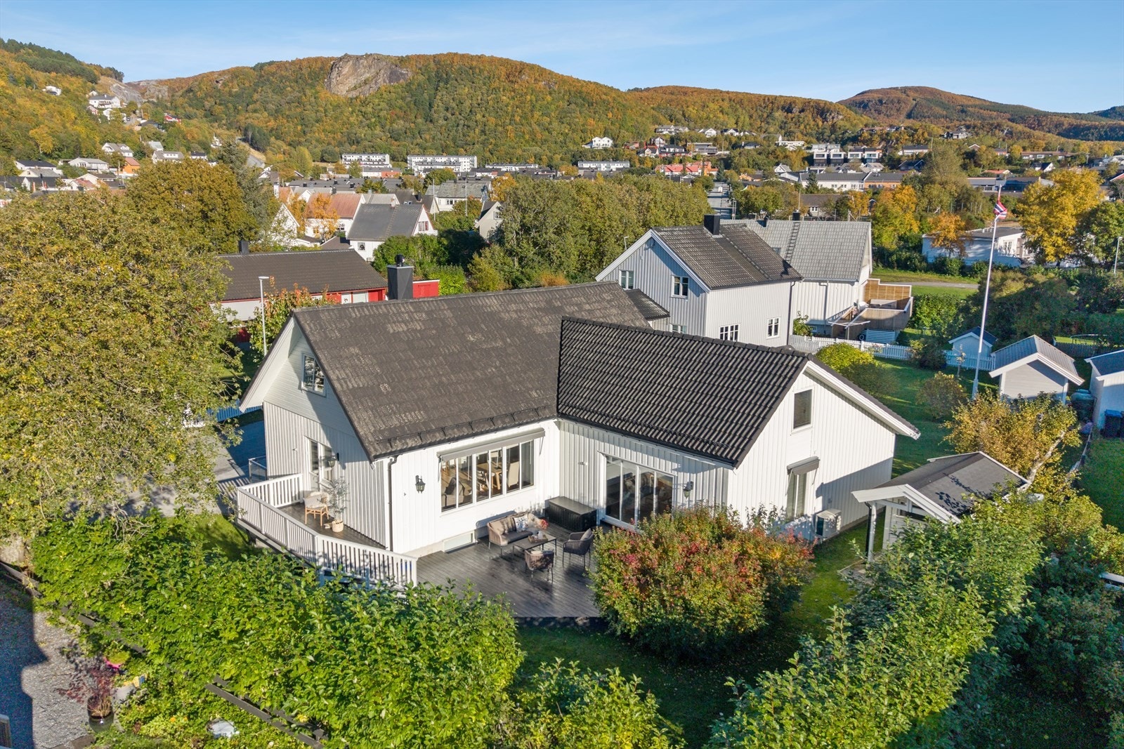 Det er adkomst til eiendommen fra offentlig vei og gode parkeringsforhold på egen tomt med garasje og innkjørsel med belegningsstein av typen Relief Galleribilde