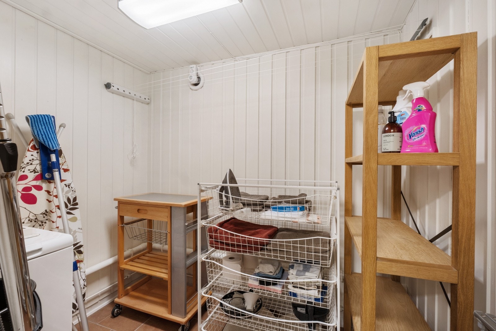 Innenfor badet er det bod med opplegg for vaskemaskin Galleribilde