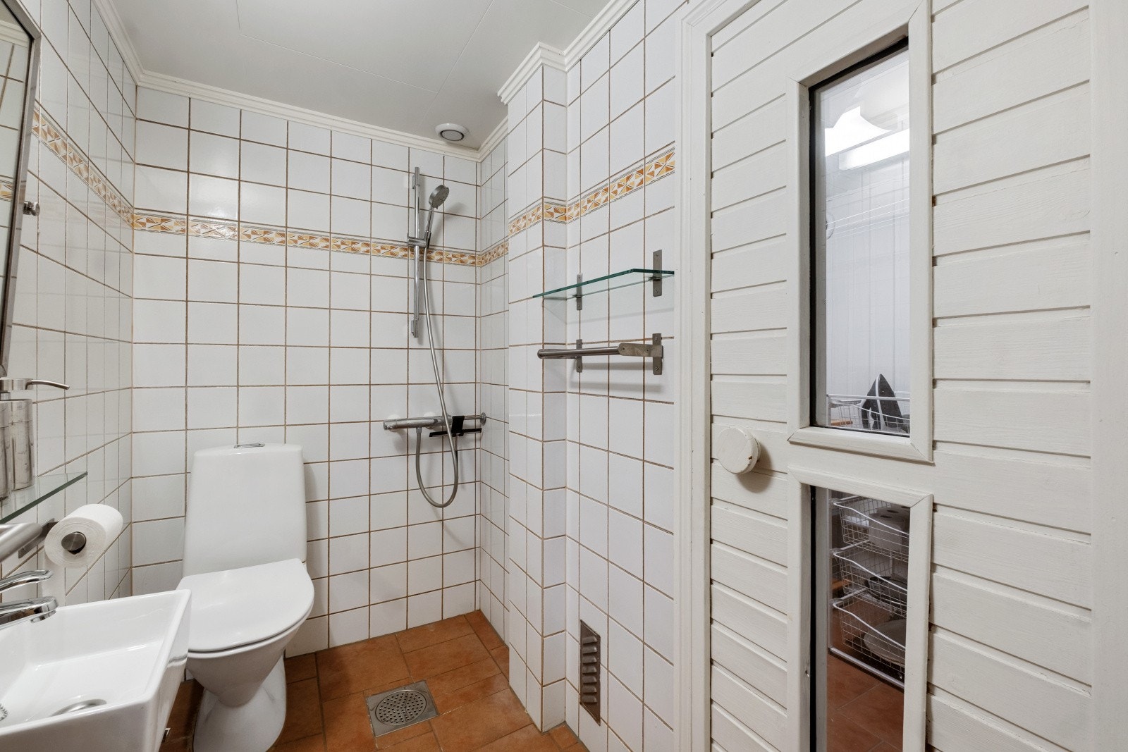 Badet ble modernisert i ca. 2004 og har flislagte overflater - Her finner du toalett, dusjhjørne og servant på vegg Galleribilde