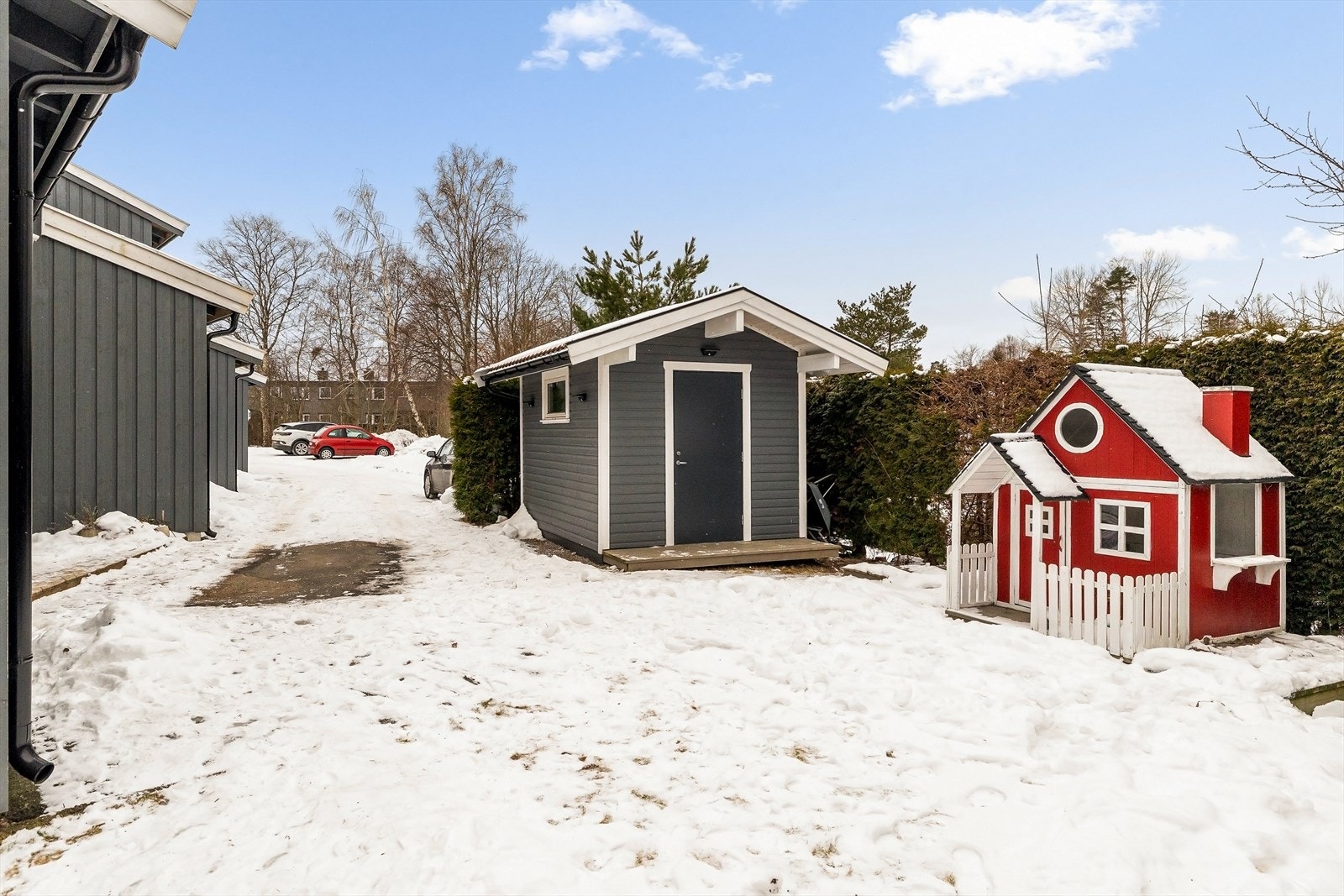 Lettstelt hage med nyere utebod ca 8 kvm, grønnsakshage og dukkestue Galleribilde