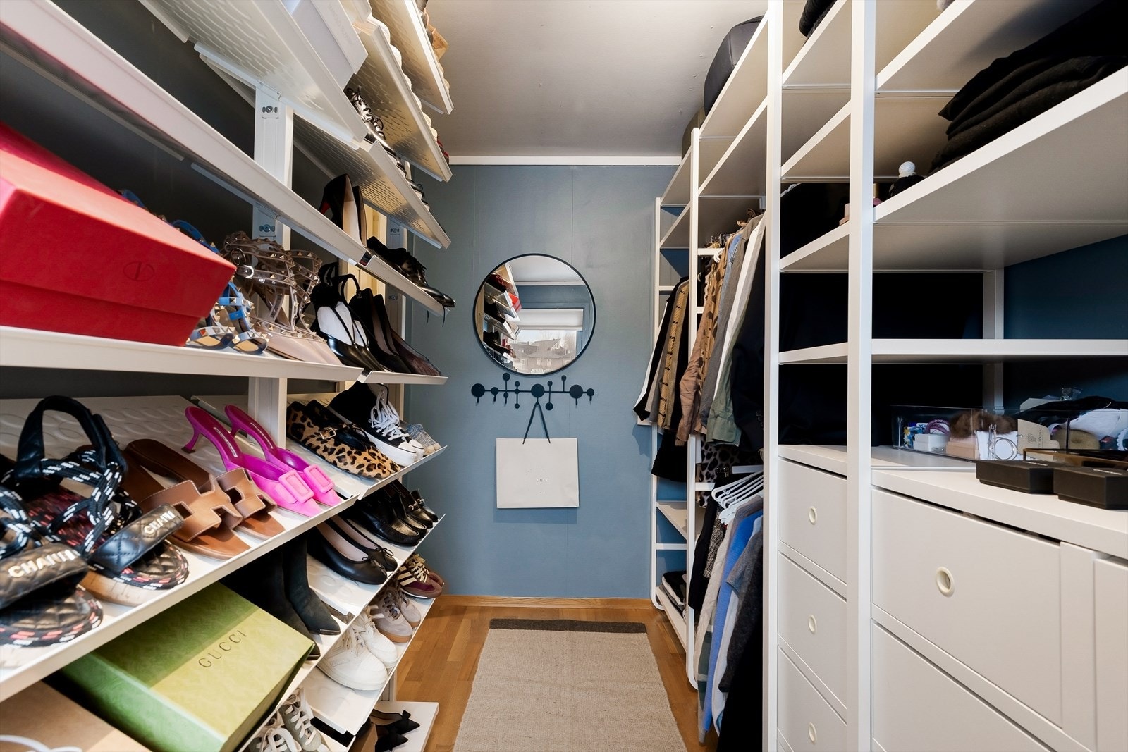 Praktisk walk-in closet Galleribilde