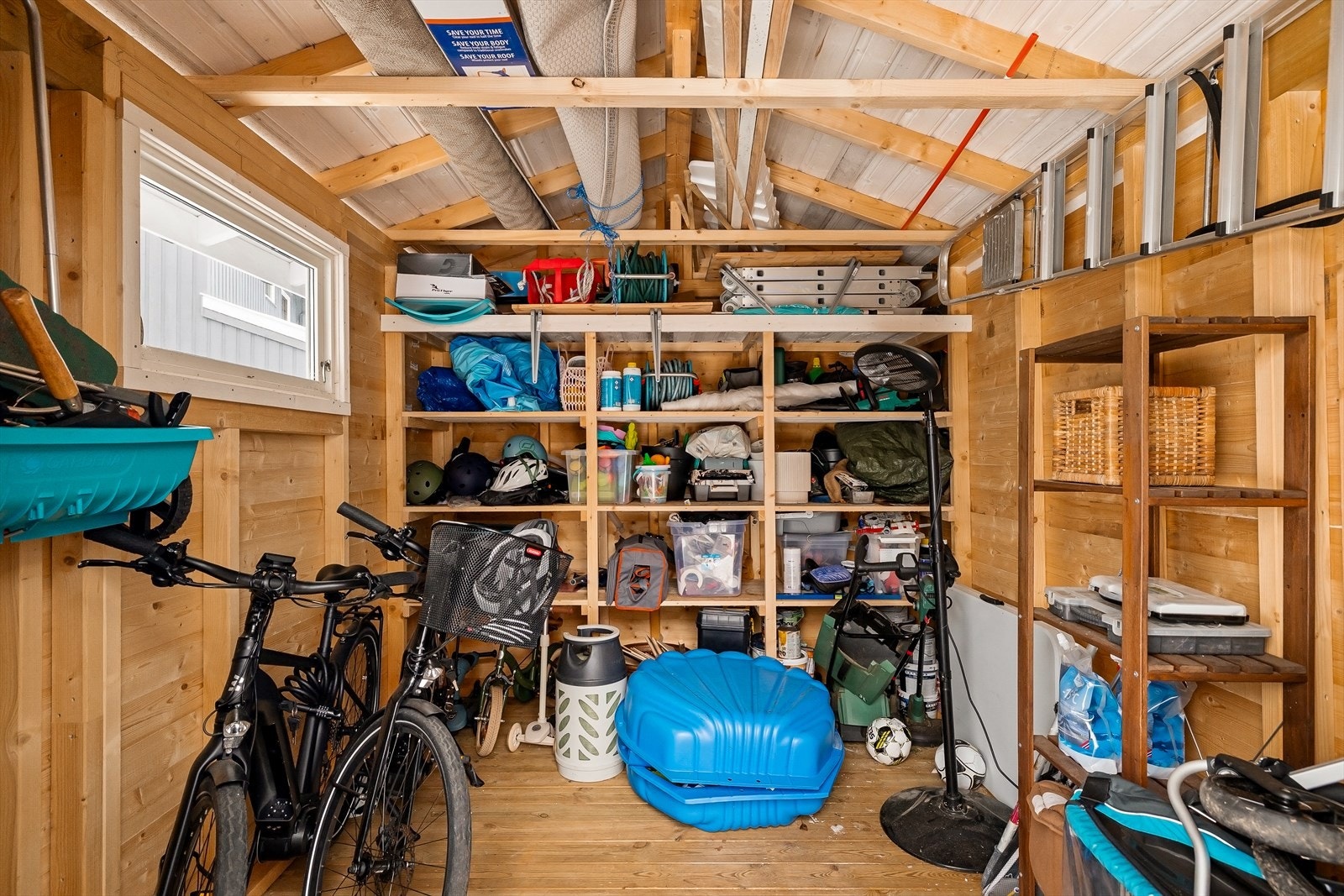 God lagerplass i boden Galleribilde