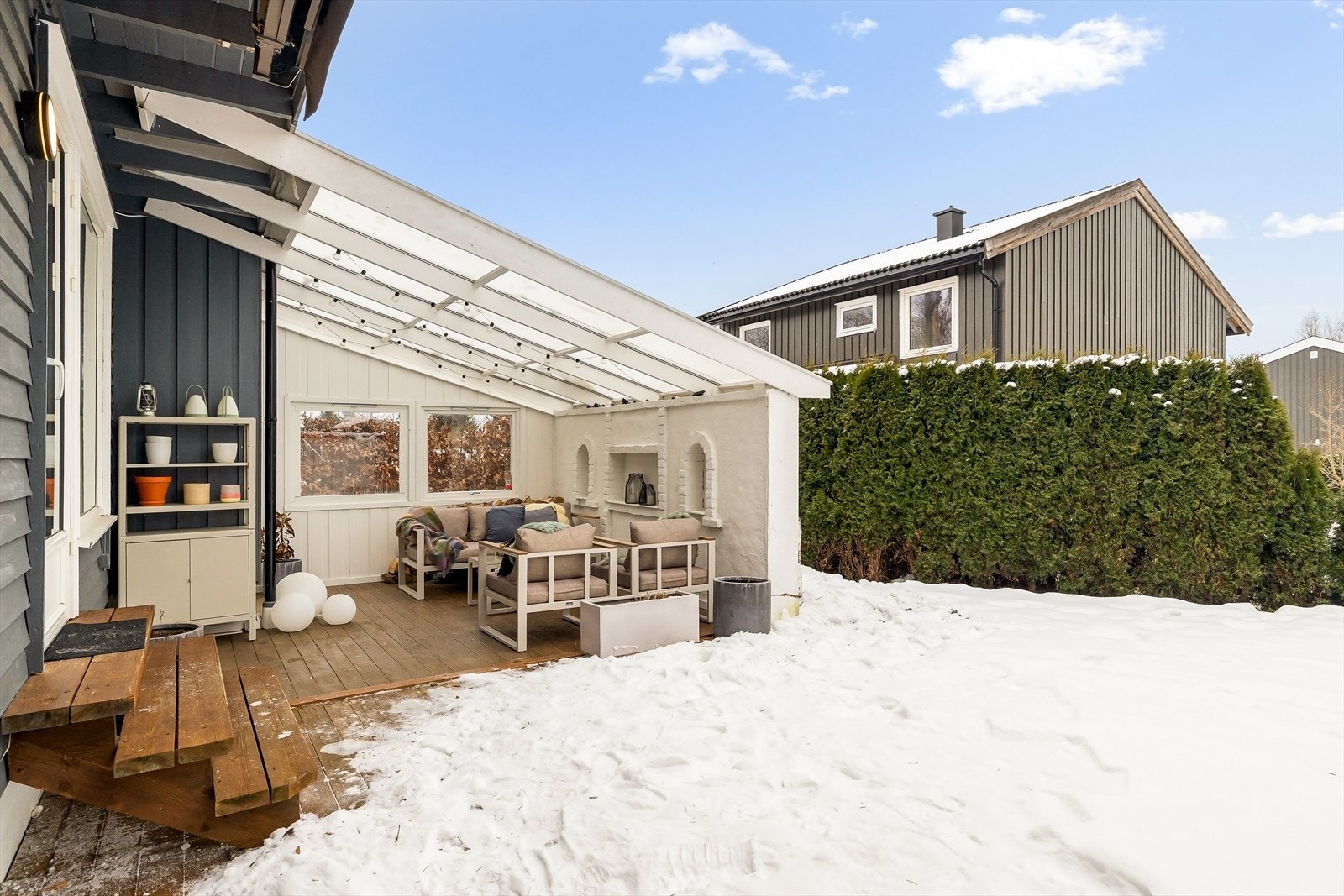 Stor solrik og usjenert terrasse (14 kvm) med overbygd tak Galleribilde