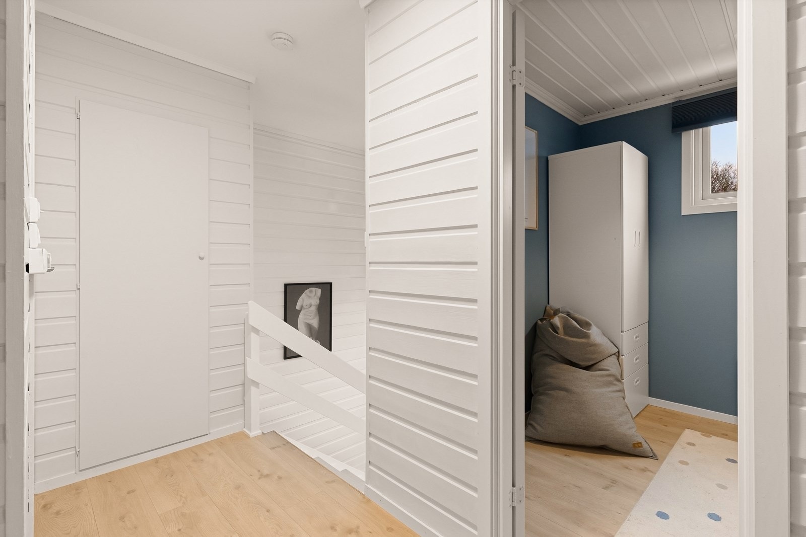 3 soverom, bad, walk-incloset og garderobe i husets 2.etasje. Loftet er etterisolert Galleribilde