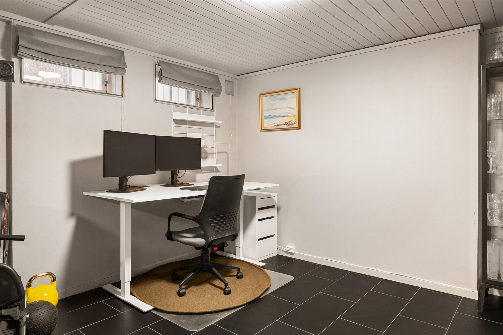 Romslig kjellerstue med elektriske varmekabler. Rommet er ikke omsøkt fra tilleggsdel til hoveddel. Galleribilde