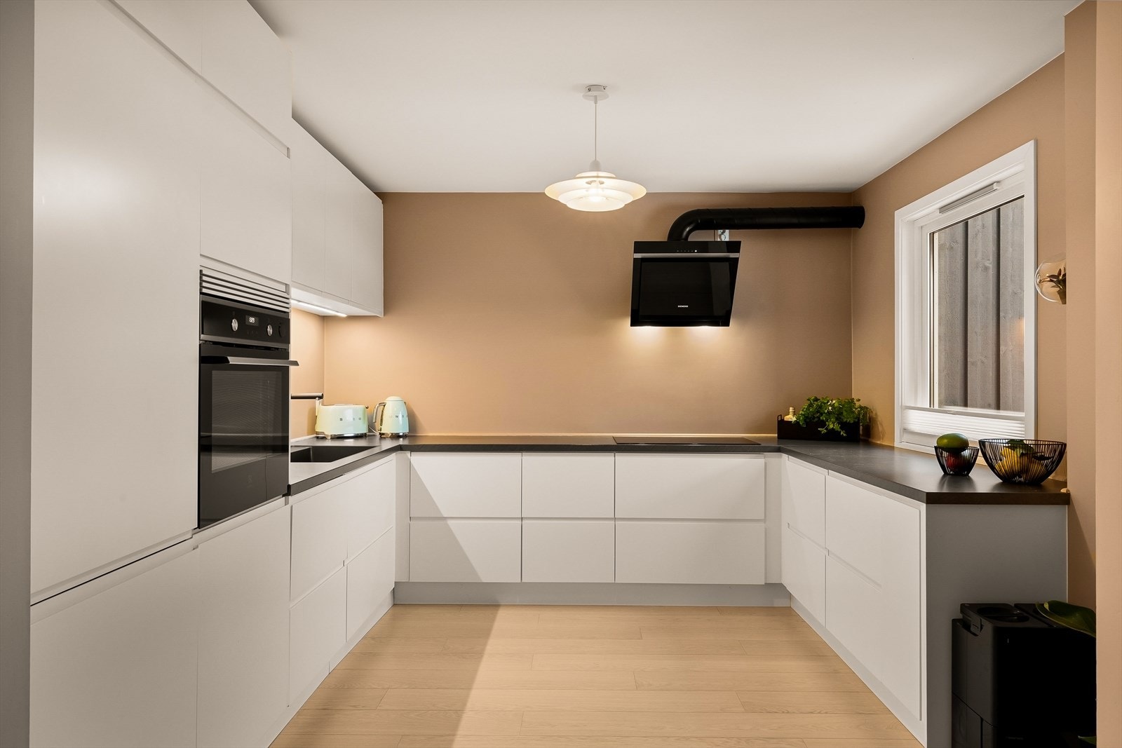 Køkken fra 2021. Integrert platetopp, komfyr, oppvaskmaskin og kjøl/fryseskap. Galleribilde