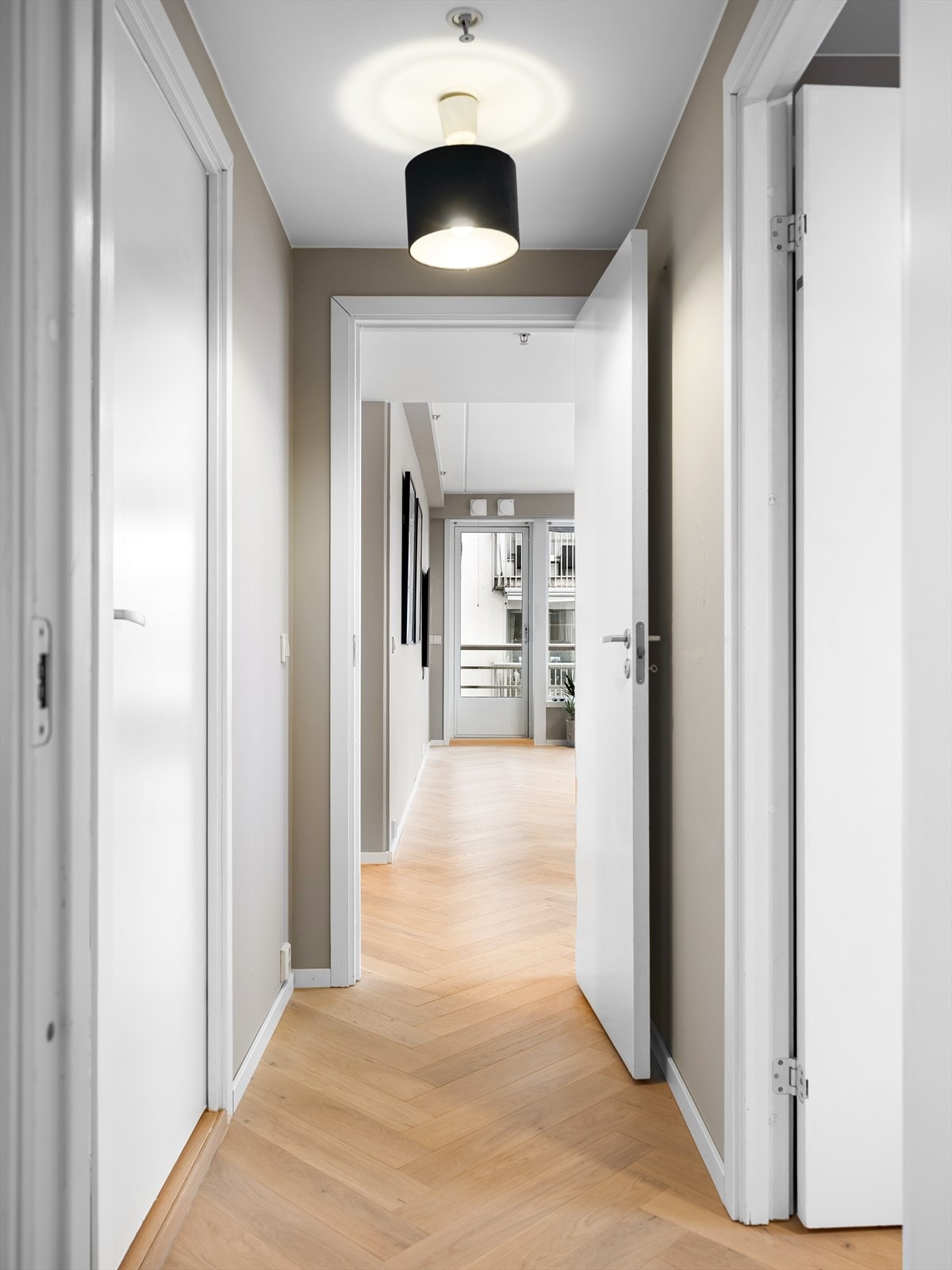 Innbydende gang med lekker fiskekeinsparkett. Galleribilde