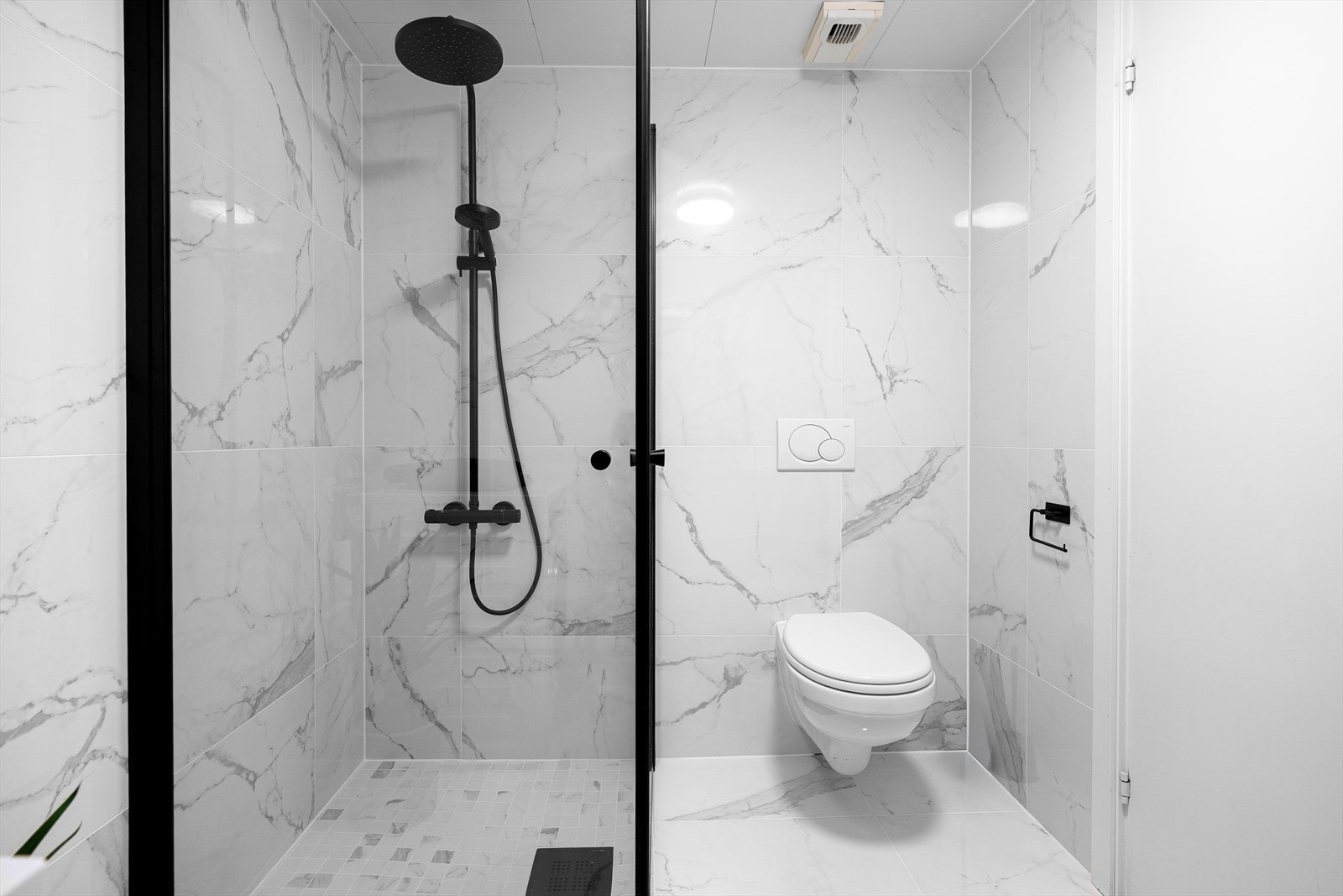 Innredning bestående av servantskap, klosett med innebygd sisterne, og innfellbare dusjvegger. Galleribilde