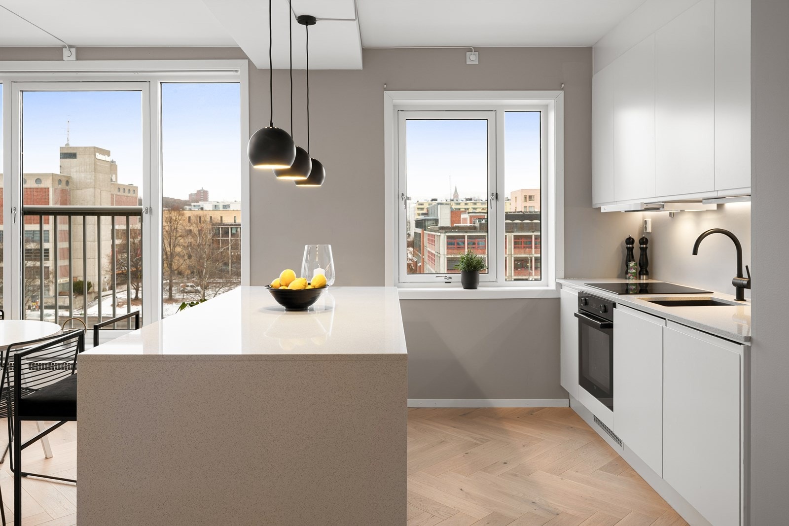 Det er integrert kjøleskap og fryseskap, oppvaskmaskin, platetopp og stekeovn. Galleribilde