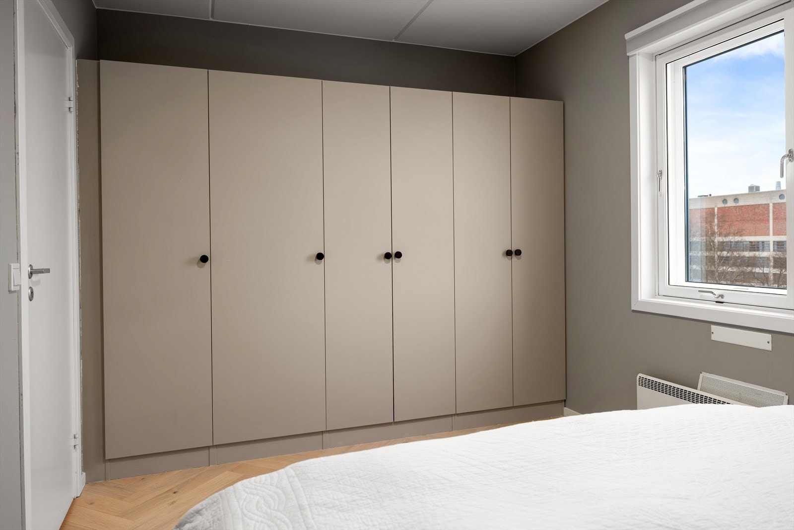 Praktisk innebygd garderobeskap med god plass til oppbevaring. Galleribilde