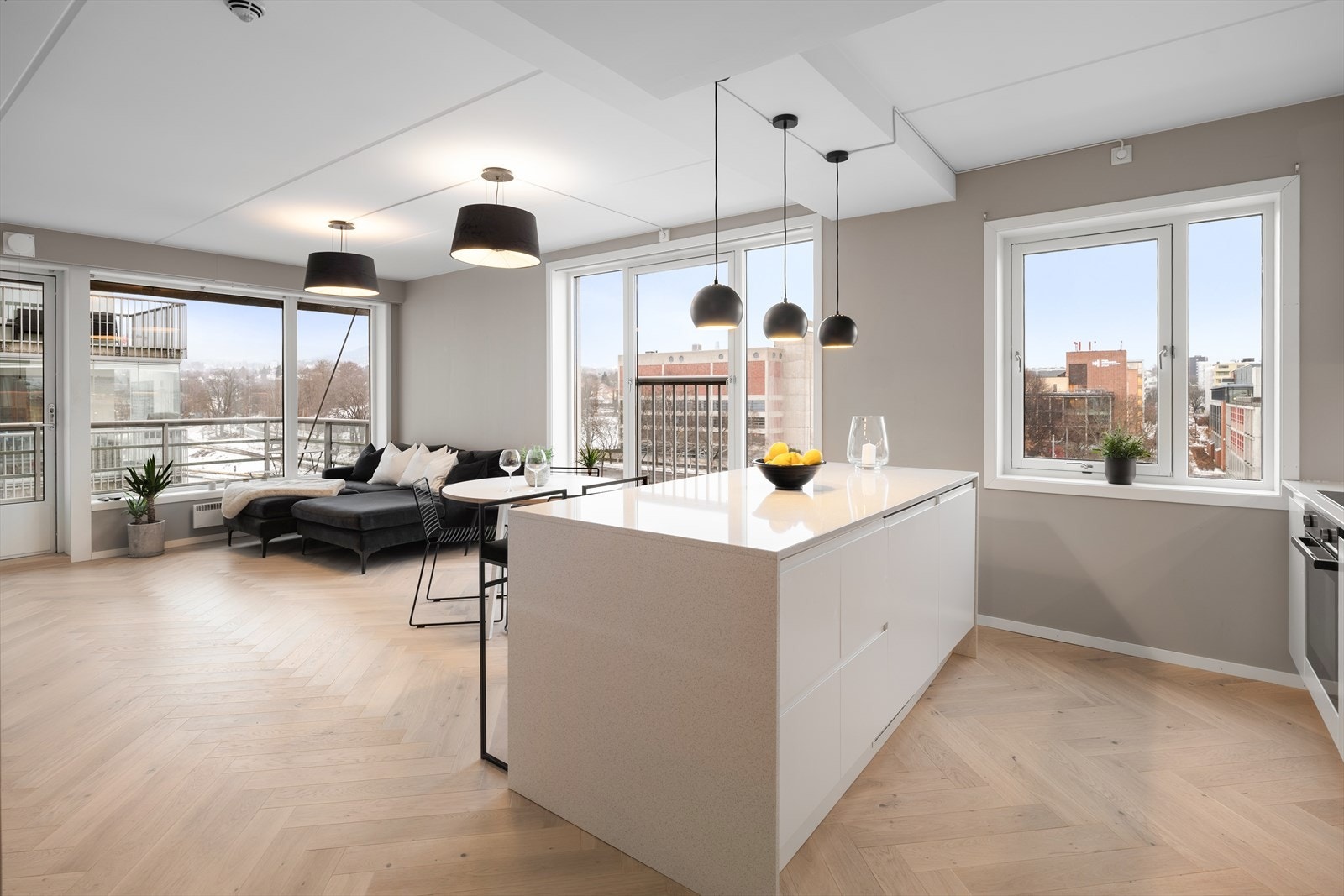 Lys og innbydende leilighet med store vindusflater som slipper inn rikelig med naturlig lys. Galleribilde