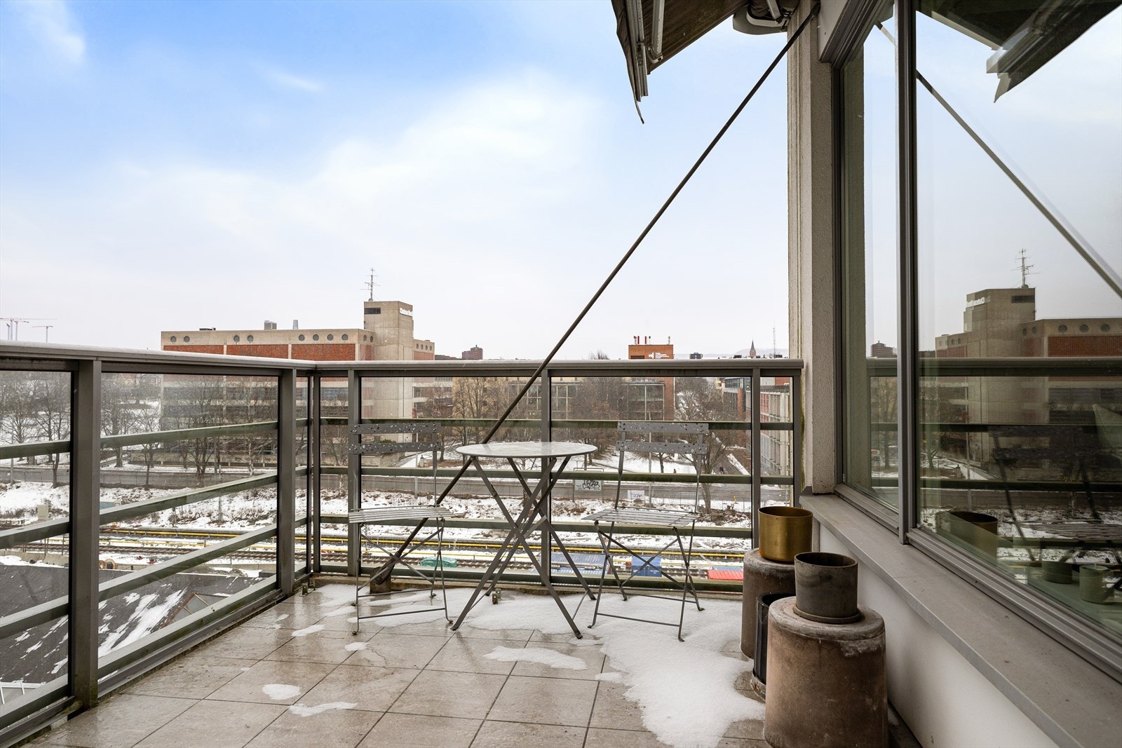 9. kvm flislagt balkong. Vender mot nordvest. Galleribilde