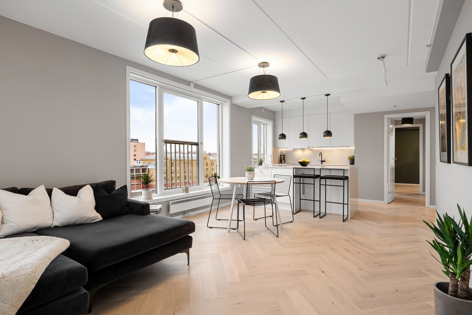 Åpen stue- og kjøkkenløsning. Leiligheten ble modernisert i 2024 med bl.a nytt gulv, nytt kjøkken og maling av vegger, tak og vinduskarmer. Galleribilde