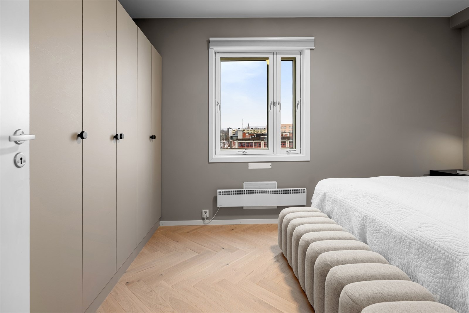 Gjennomgående i leiligheten er store vindusflater som slipper inn rikelig med naturlig lys. Galleribilde