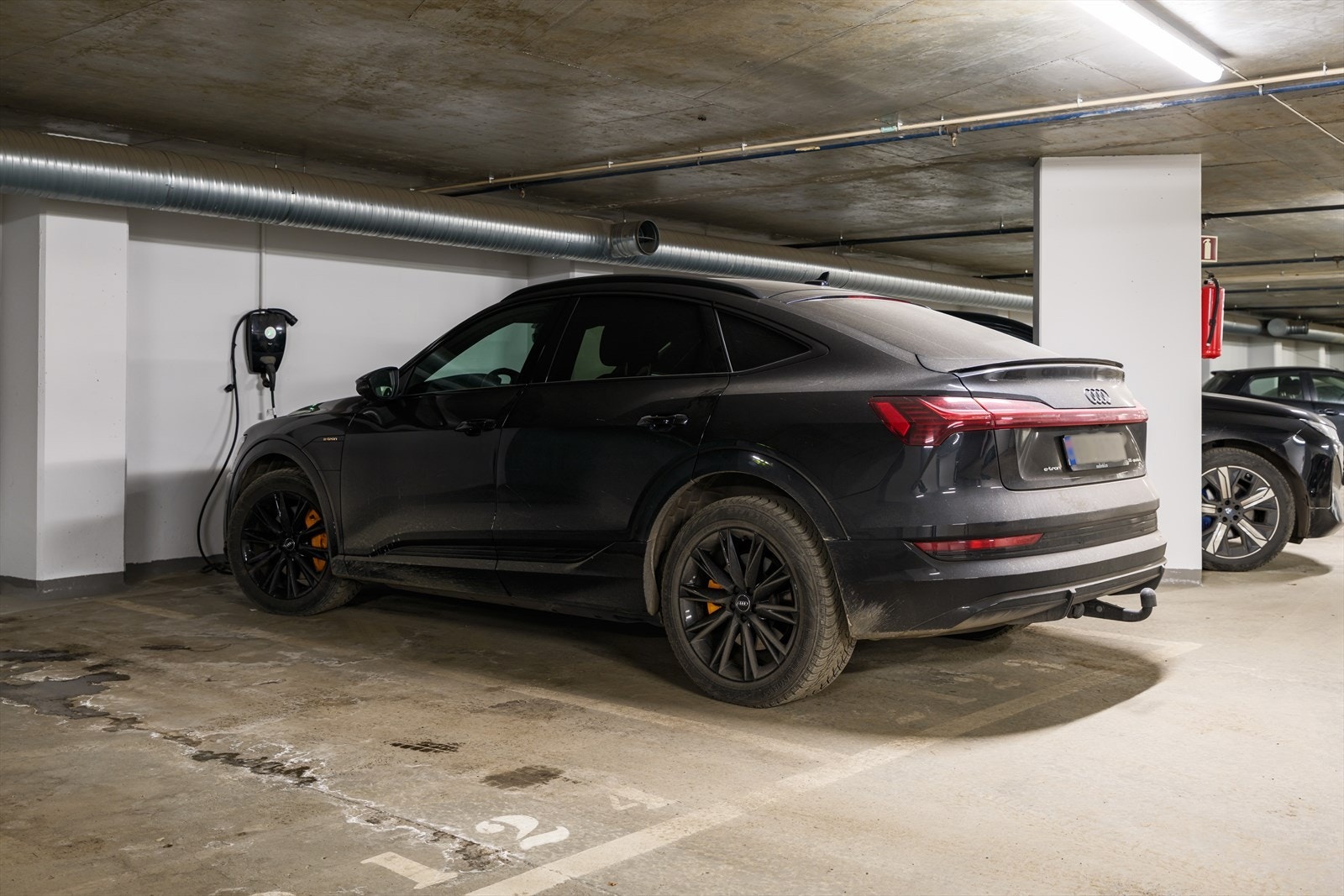 Leiligheten disponerer en parkeringsplass i lukket garasje i kjeller. Galleribilde