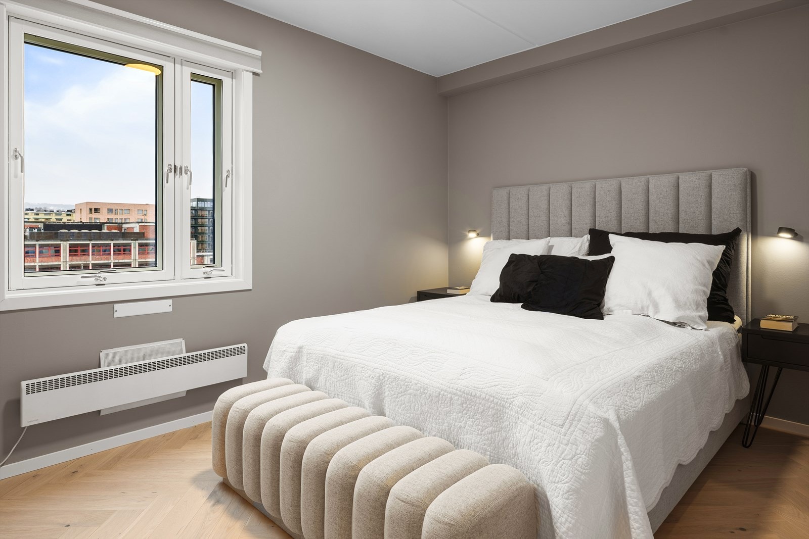 Romslig hovedsoverom med god plass til dobbeltseng med tilhørende nattbod, garderobeskap og annet ønsket inventar. Galleribilde