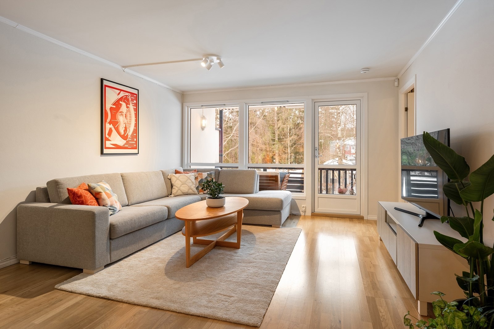 Romslig og luftig stue med gode møbleringsmuligheter for både sofa- og spisegruppe Galleribilde