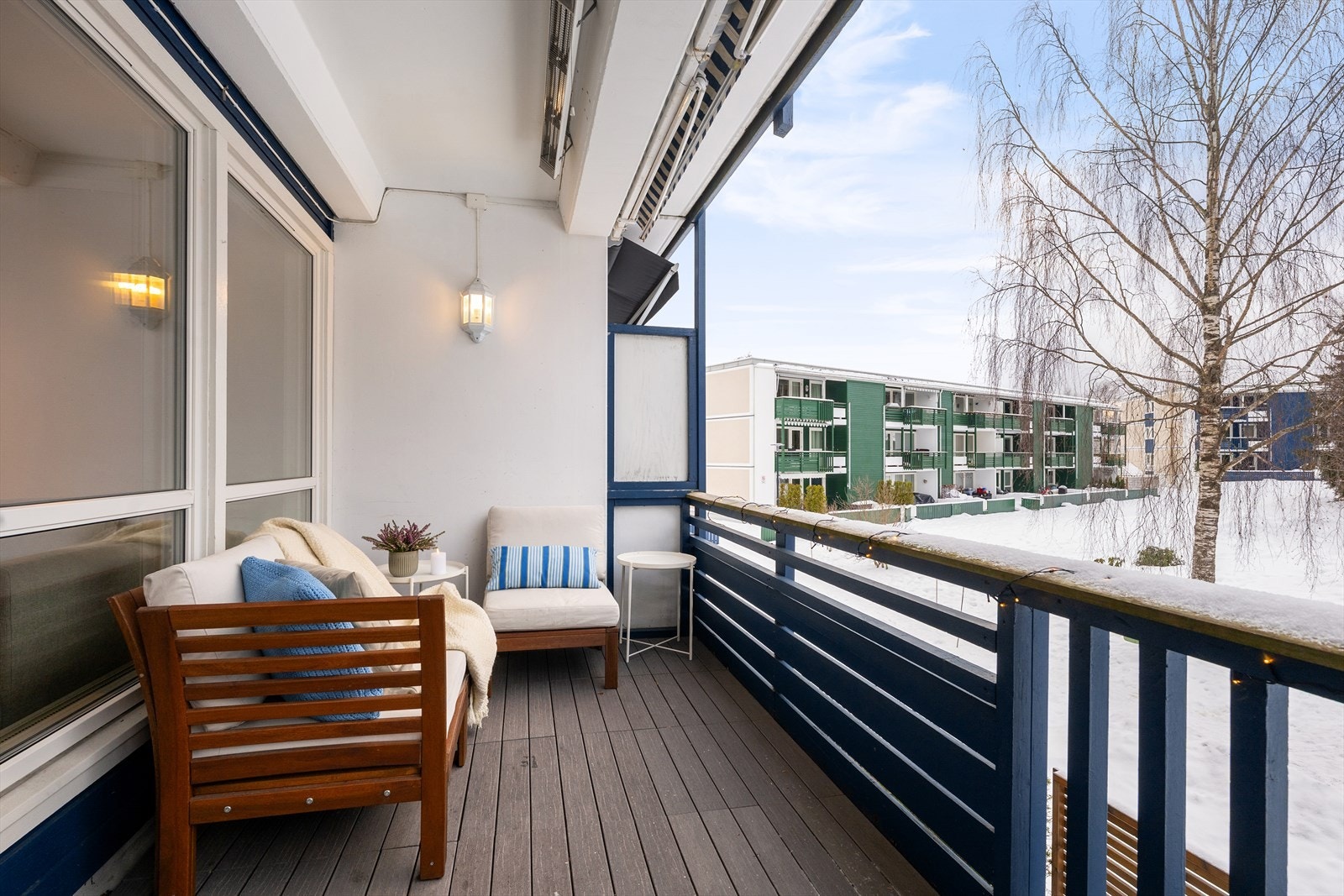 God plass til utemøbler og et perfekt sted for avslapning og hyggelige sommerkvelder - her har du sol fra kl. 10 på morgenen til ca. 20 på kvelden om sommeren Galleribilde