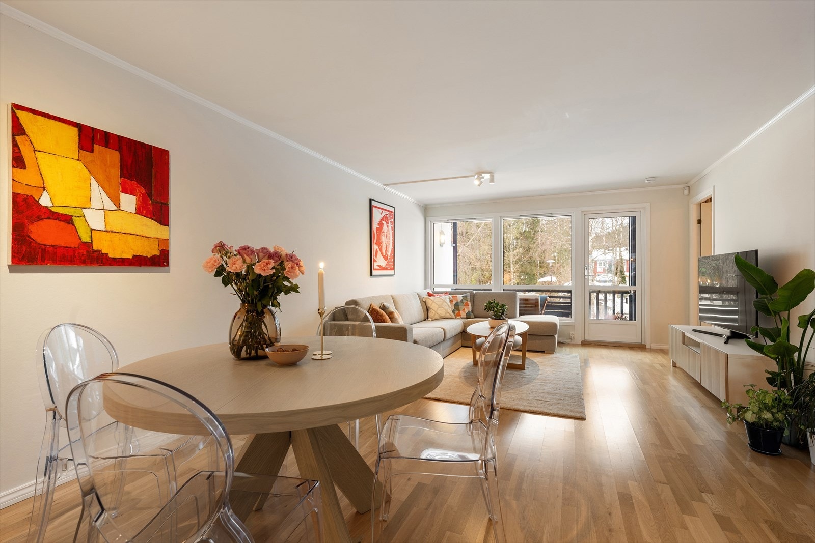 Store vindusflater gir rikelig med naturlig lys og en behagelig atmosfære Galleribilde