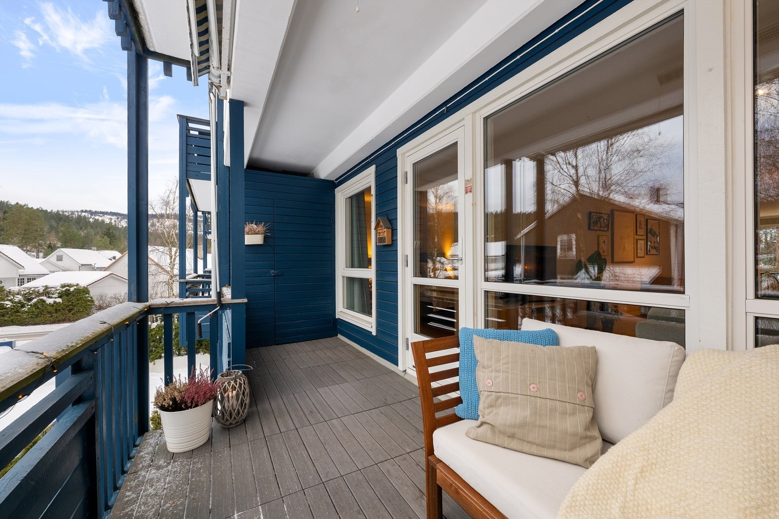 Fra stuen er det direkte utgang til solrik balkong på ca. 10 kvm Galleribilde