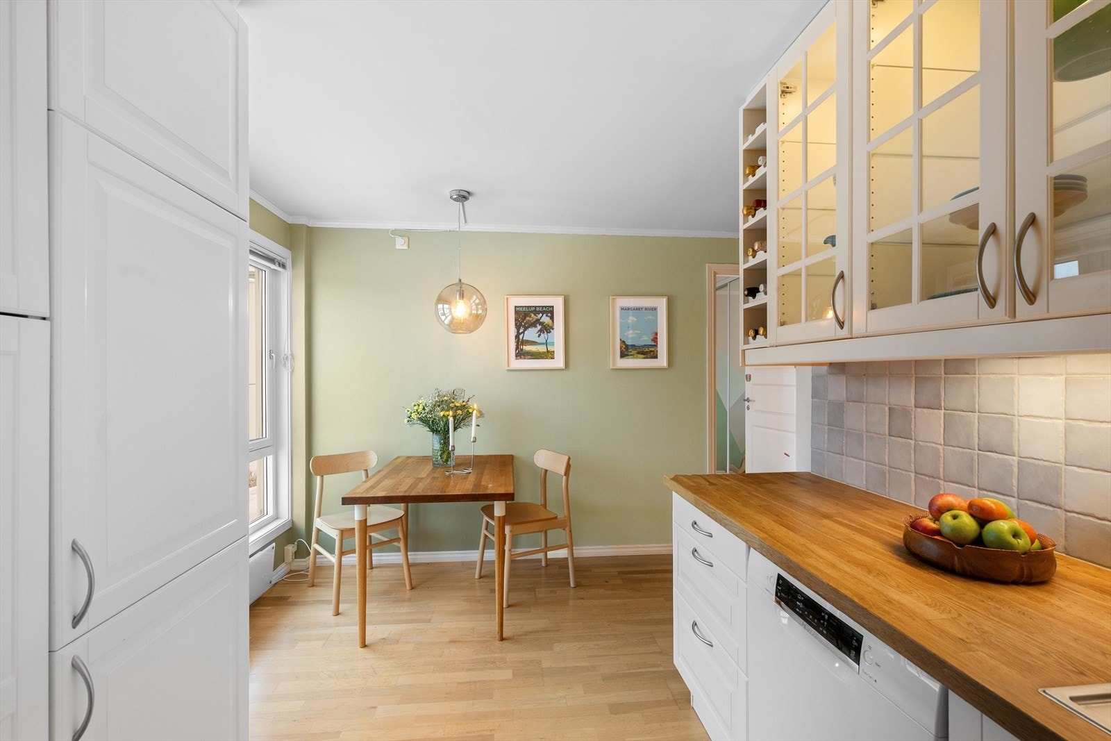 Ved kjøkkenet er det god plass til ekstra spisegruppe i praktisk tilknytning Galleribilde