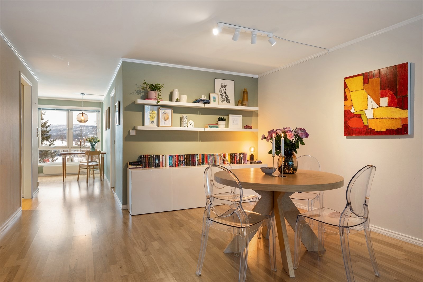 Lys og romslig 4-roms leilighet i 2. etasje med attraktiv beliggenhet i et rolig og barnevennlig boligområde Galleribilde