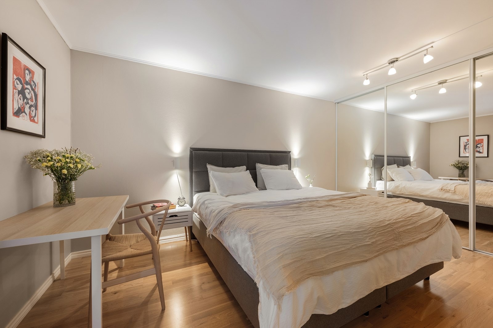 Hovedsoverom med god plass til dobbeltsang, nattbord, skrivebord og garderobeløsning Galleribilde