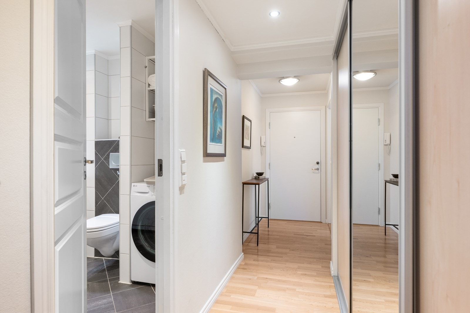 Gangarealet binder leiligheten godt sammen og gir adkomst til boligens øvrige rom - god plass til garderobeløsning Galleribilde