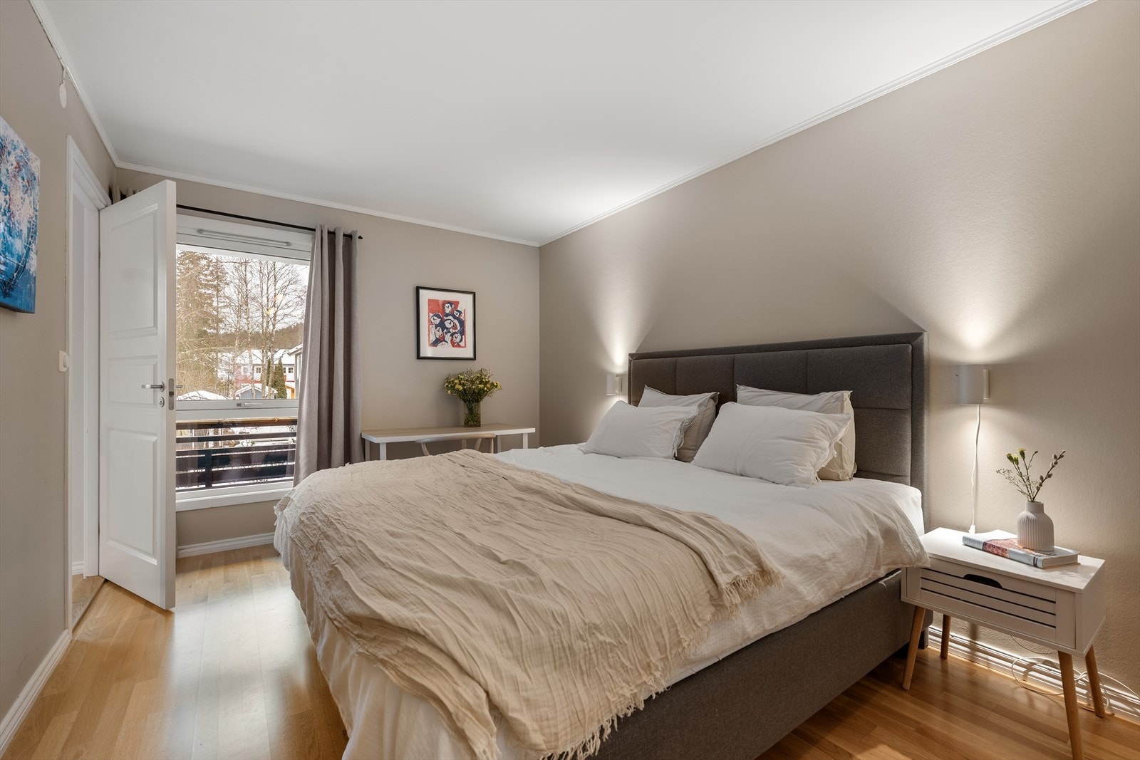 Soverommet er malt i behagelige og rolige fargetoner Galleribilde