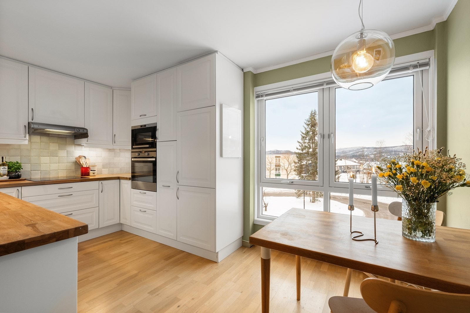 Pent og funksjonelt kjøkken med god skap- og benkeplass Galleribilde