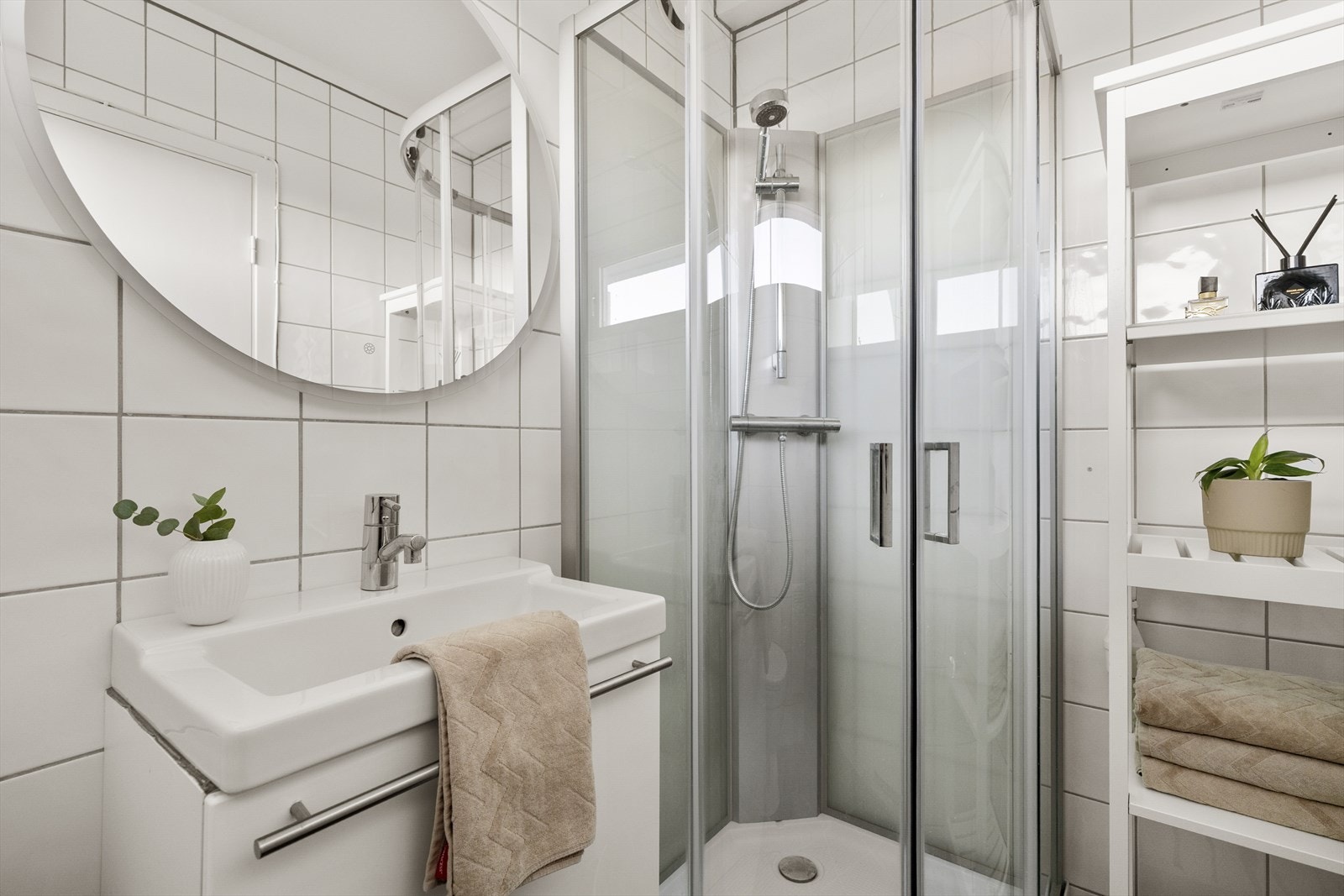 Det er opplegg for vaskemaskin (smal type), bak den hvite hyllen. Alternativt kan felles vaskeri benyttes. Galleribilde