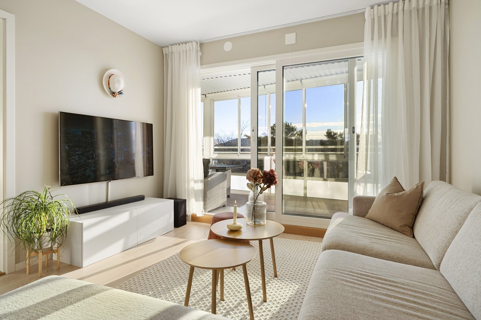 Leiligheten ble overflateoppusset i 2024 med lekre duse toner på vegg, og tidsriktig laminat på gulv. Galleribilde