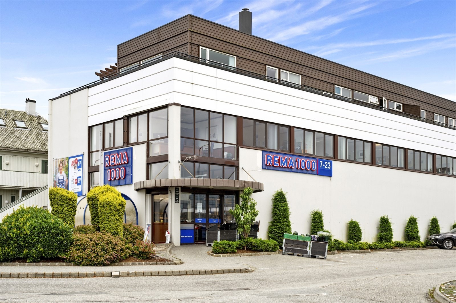 Daglige innkjøp gjøres enkelt på Rema 1000, Kiwi eller Coop Extra som alle ligger innen kort gangavstand. Galleribilde