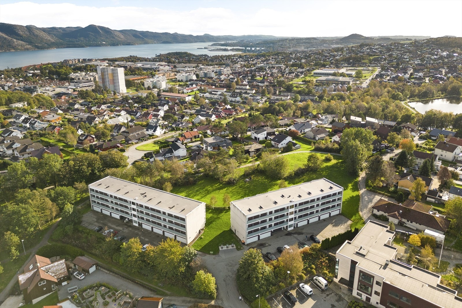 Brattåsveien 10 borettslag består av 51 andeler fordelt over to lavblokk på 3. etasjer. Galleribilde