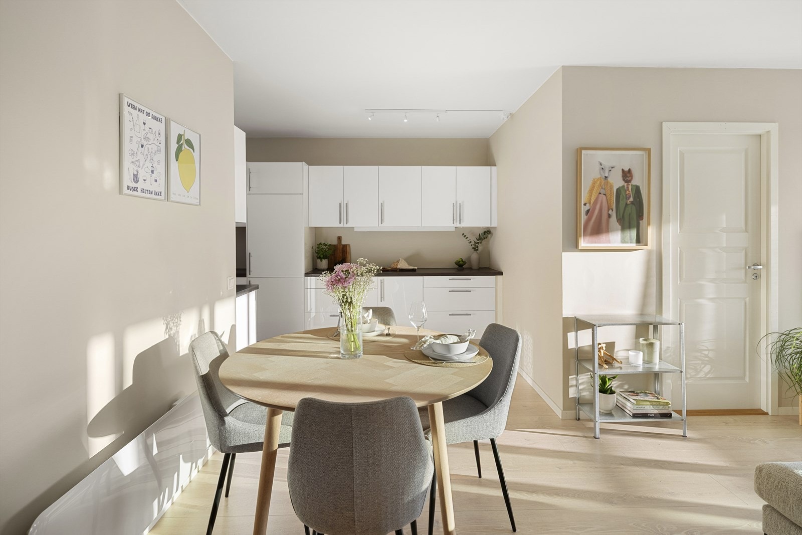 Kjøkkenet ligger i åpen løsning mot stuen. Galleribilde