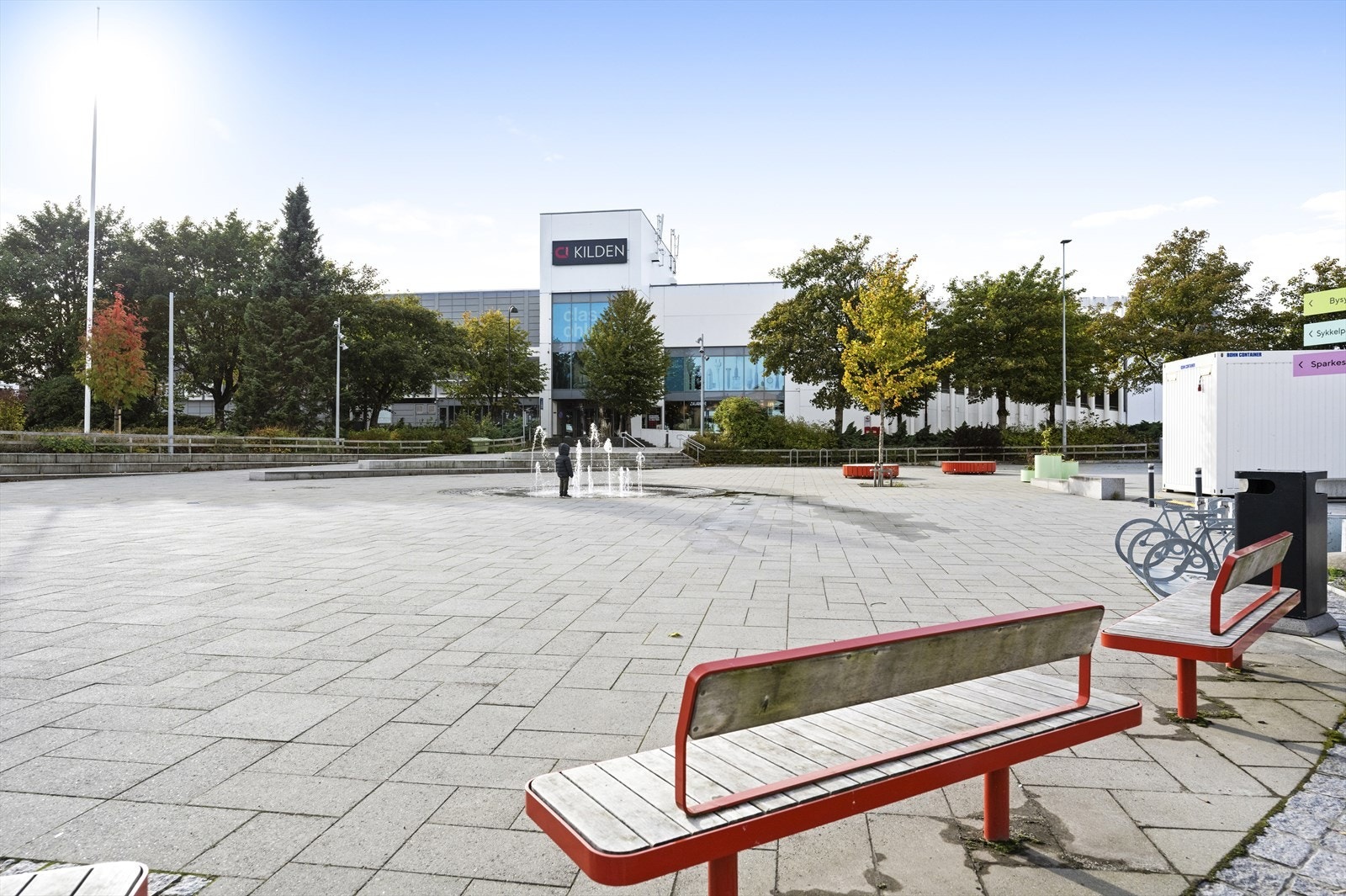 Kilden kjøpesenter nås på ca. 12 minutters gange. Galleribilde