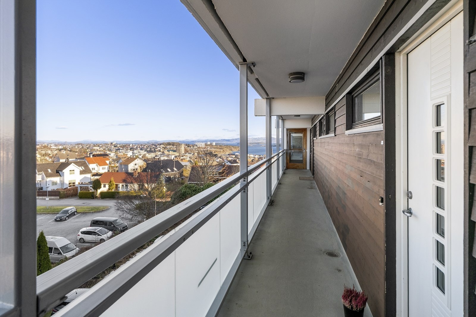 Svalgang fra fellesarealene. Her er man vendt mot nordvest, med ettermiddag og kveldssol. Galleribilde